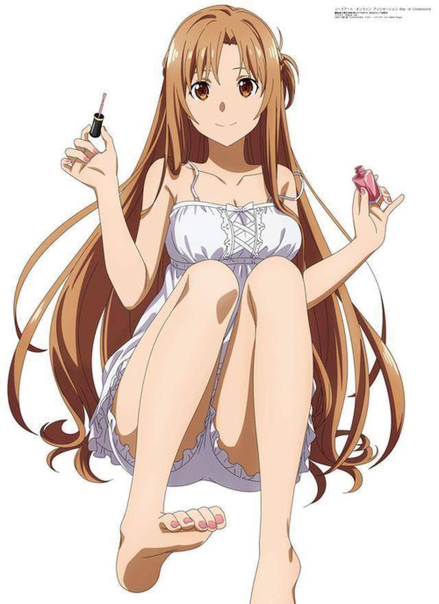 截取的是日常亚丝娜的状态和形象,穿着日常接近睡衣的衣服,正在专心地