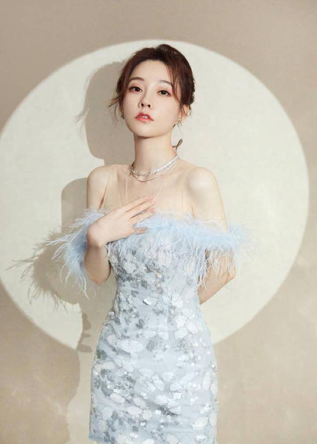 冯提莫的礼服搭配,知性与妩媚感并存,精灵感十足_造型_裙子_整体