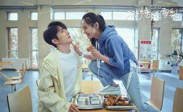 古灵精怪又率真热情。两人在剧中不仅有冰糖甜的爱情，也有不断蜕变的成长故事。