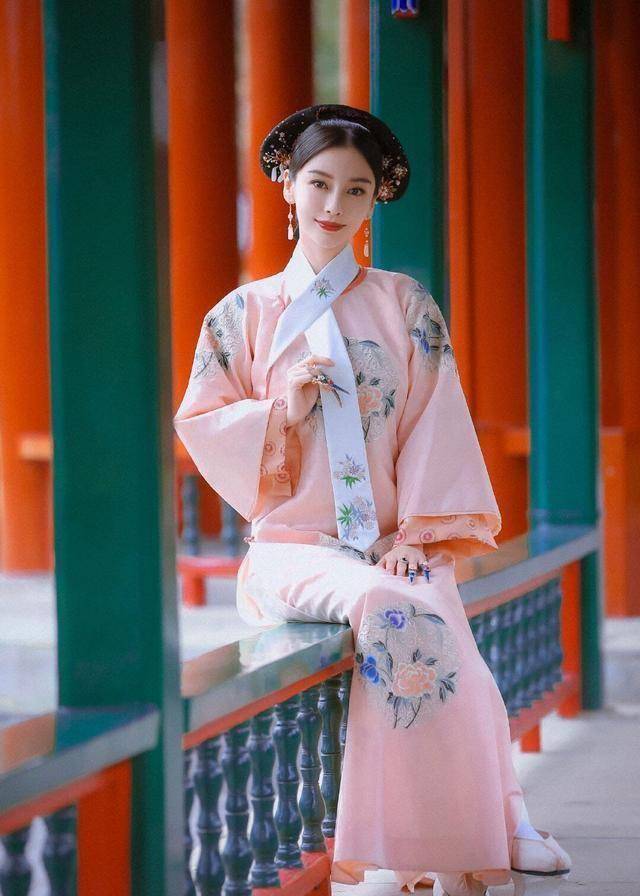杨颖这身粉色清宫服,穿在她身上非常的青春活力.