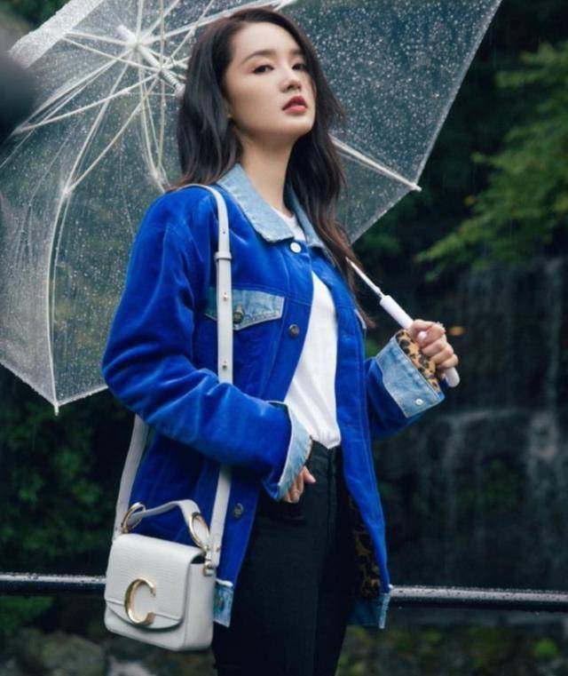 别再穿牛仔裤配t恤了,看看李沁怎么穿,贼显高_穿着_长发_黑色