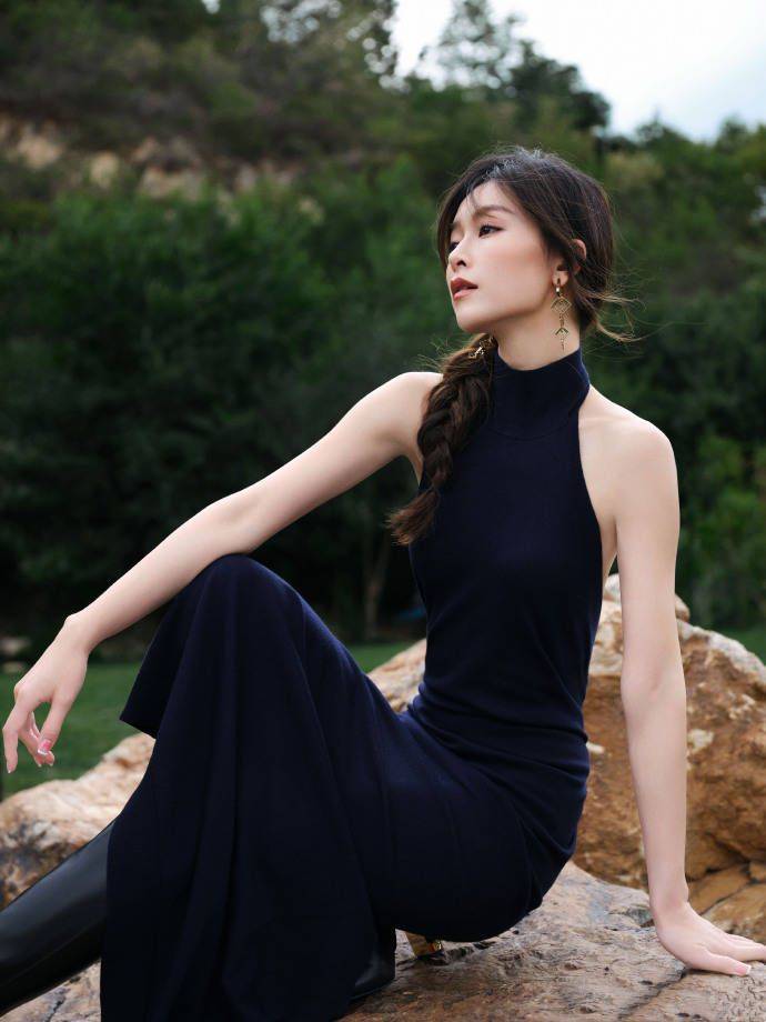 时尚女神文咏珊:妩媚黑长裙搭配麻花辫,展现迷人身姿_魅力_照片_散发
