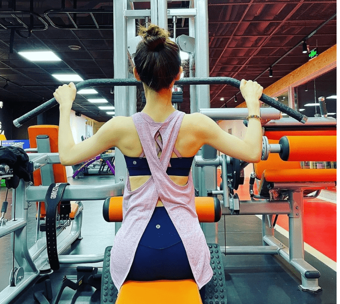 章泽天晒最新健身照,美背蜂腰大长腿,这身材哪里像生过娃的人?