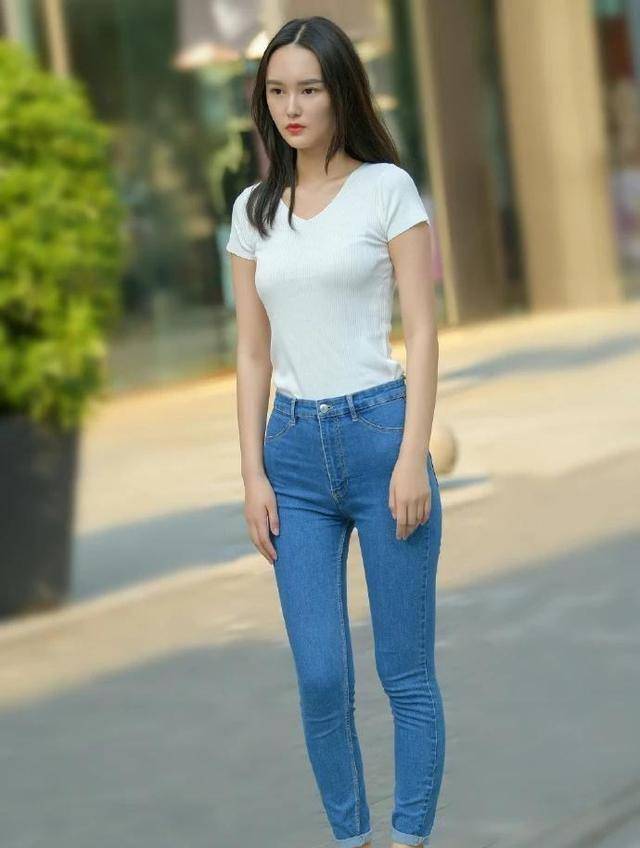 白短袖搭配紧身牛仔裤,穿着简单大方,尽显青春阳光与活力_风格_身材