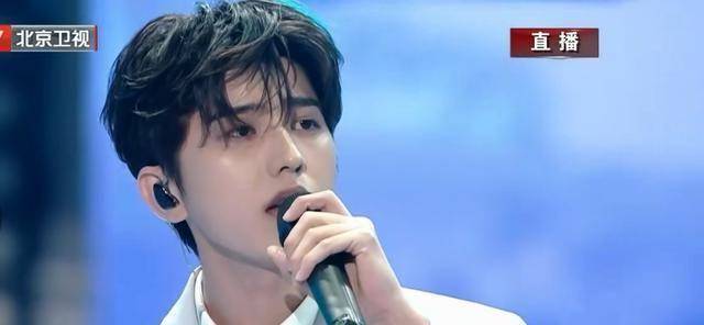 紧随其后,激情燃起来之后,歌手蔡徐坤以一首《山河无恙在我胸》燃爆