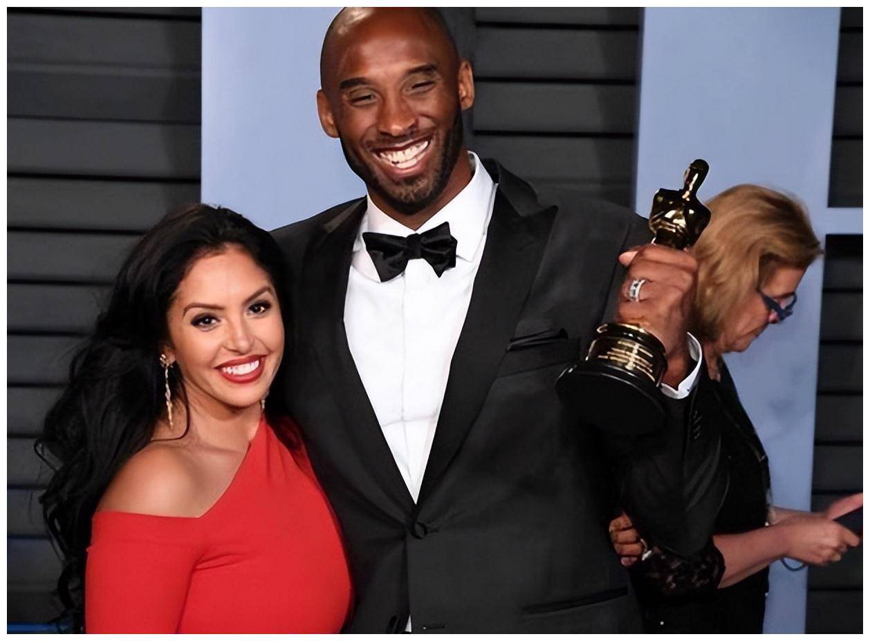 从瓦妮莎的神态我们可以看出,瓦妮莎非常爱科比的同时,瓦妮莎也有自己