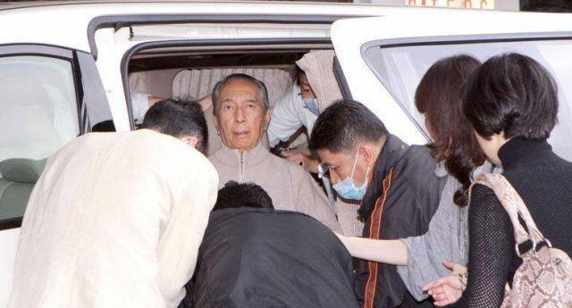 赌王何鸿燊身体状况成谜,何超莲豪华游艇开paty,回应与窦骁婚讯_四房