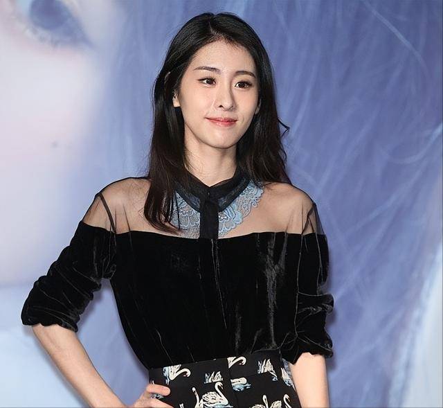 刚一进门张碧晨就细心提醒闺蜜注意消毒,因为这是跟孩子的第一次见面