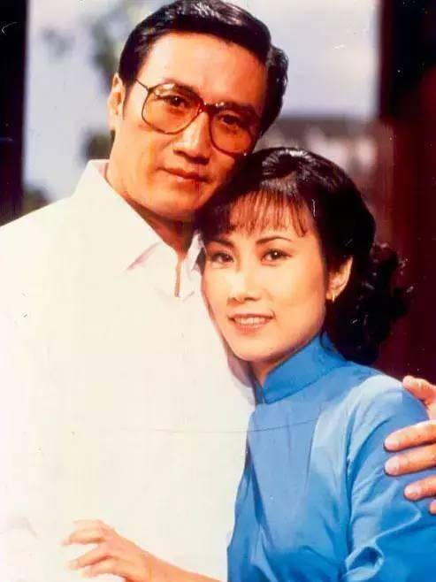 1980年,谢贤主演王天林导演的赌片题材电视剧《千王之王》,在剧中饰演