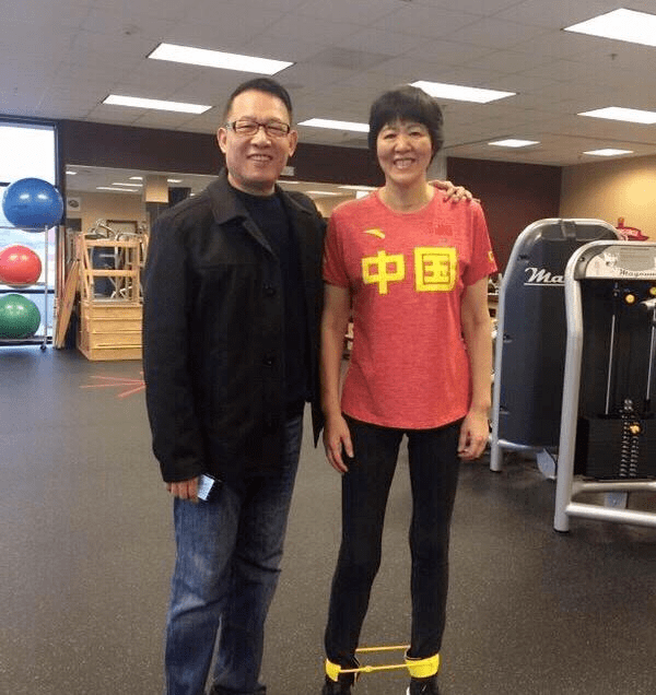 郎平相貌与妈妈如出一辙,87岁妈妈气质更优雅,她穿t恤还有童心_显得