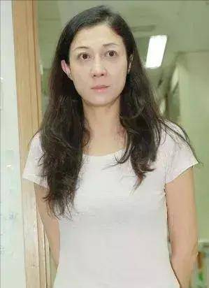 成龙听到吴绮莉在电话哭诉:我们母女走投无路了,你接济下我们吧