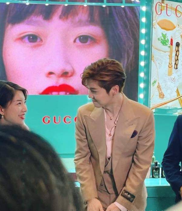 从exo出道,小编就认识了鹿晗,在台上他是光芒万丈,私底下他是憨厚的.