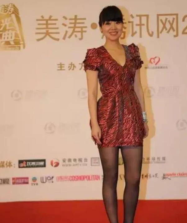 闫妮终于打破了年龄的锁链,黑丝袜搭配红裙女人味十足!