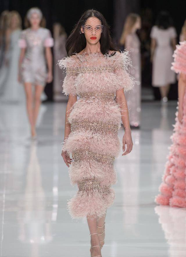 ralph&russo高定秀场:羽毛,刺绣轻盈流苏礼服,温柔春季浪漫_浅粉色