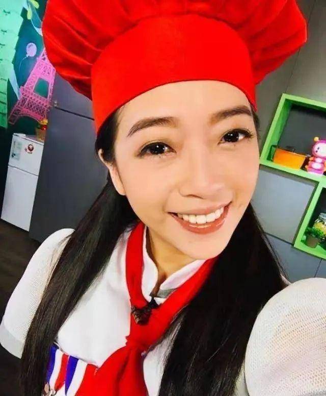 丫头接受男友求婚,以前追过的黑涩会美眉,你还记得吗?_组合_大牙_发展