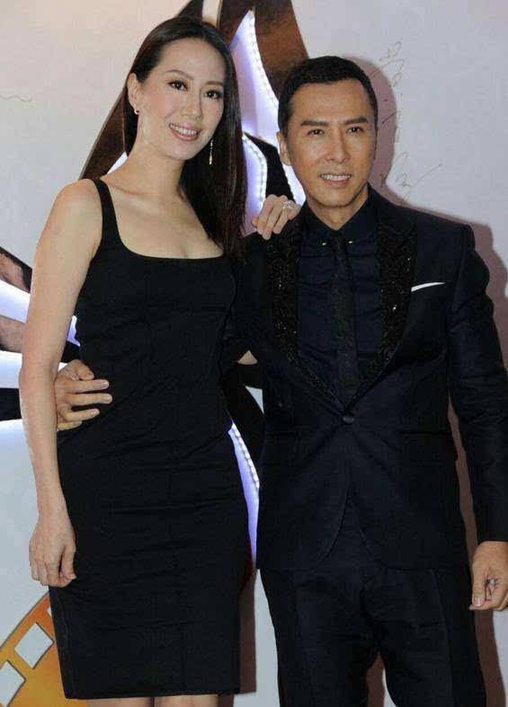 甄子丹趴在床上,露出自己的背和身体纹身,他的背上满是罐子,很可怕.