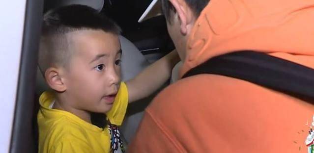 jasper很懂事,暖心安慰小山竹,邓伦把干女儿交给他照顾,很放心_陈小春