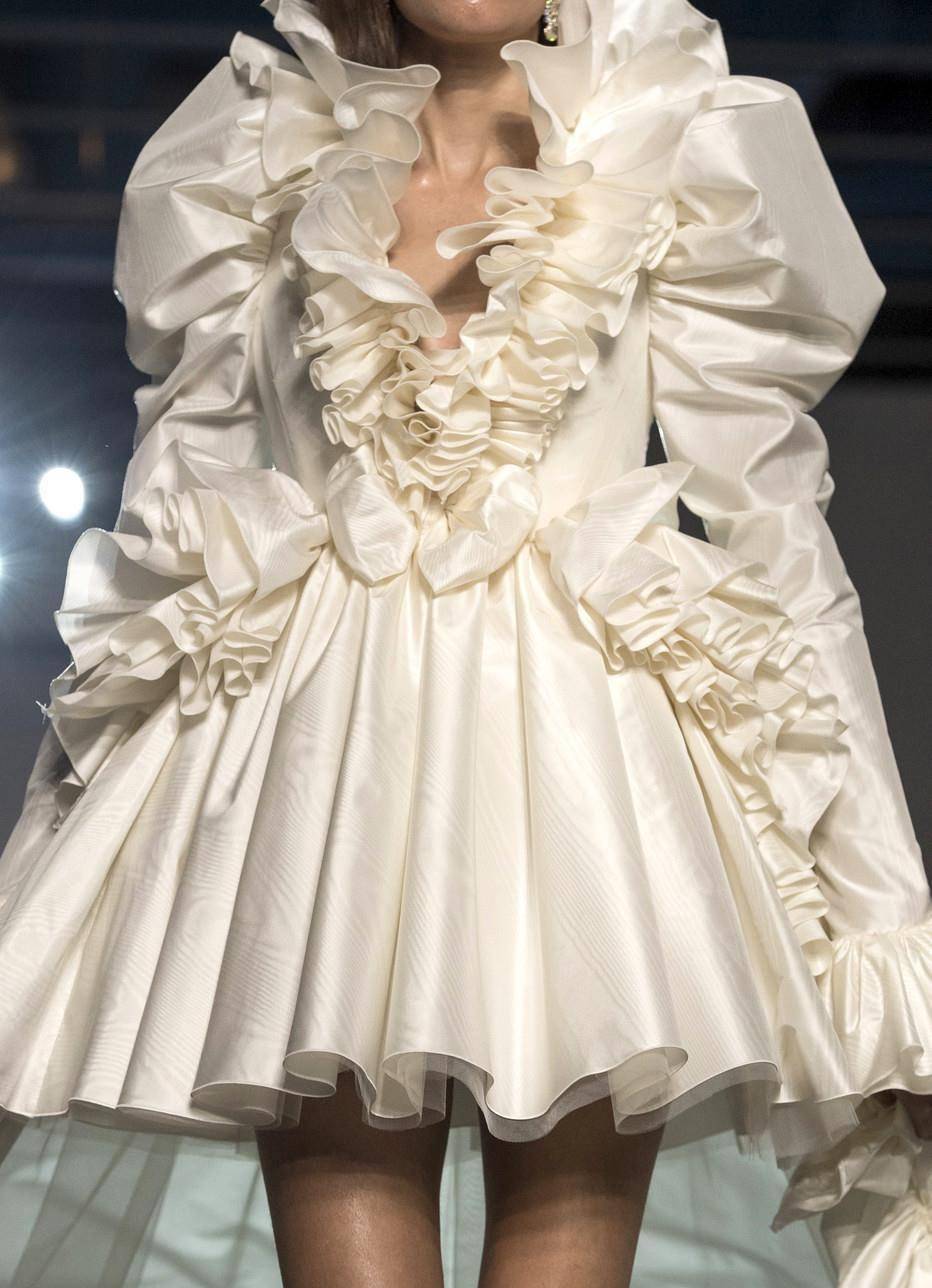 Giambattista Valli高定秀场：打造精致“云朵礼服”，复古优雅_手机搜狐网