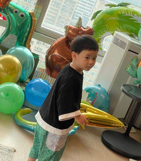 5月1日是儿童节,很多明星都在网上晒出了自己和宝宝的合照,而且沈腾的