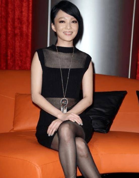 张韶涵穿着黑袜子.