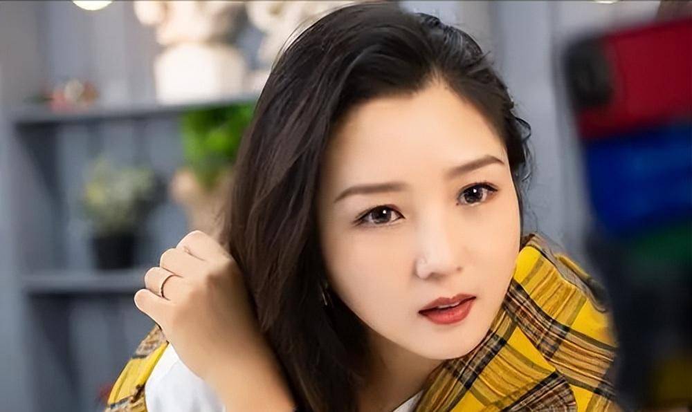 我们发现,整个事件的前因后果,源于何洁和张杰这个男人的婚姻.