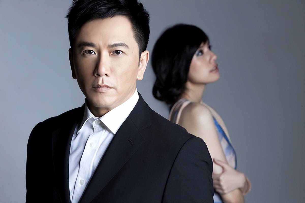 这对温兆伦来说有着好处,因为赵庭可以完全理解他在演戏时的忙碌和