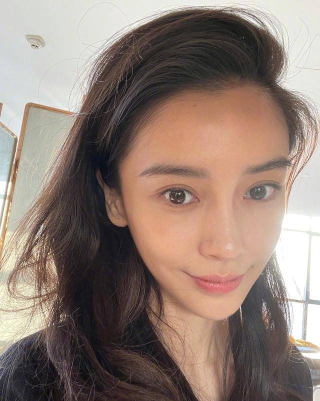 杨颖深夜晒库存照,怼脸自拍,表达或有深意?_照片_几张_旗袍