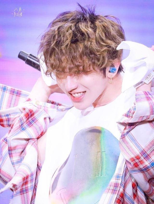 ikun用事实告诉你,蔡徐坤的颜值和实力真不是吹的!_舞台_表演_姐姐