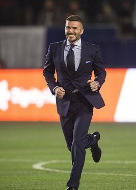 贝克汉姆一袭西装奔跑在足球场,勾勒出倒三角,身材比例让人羡慕_显得