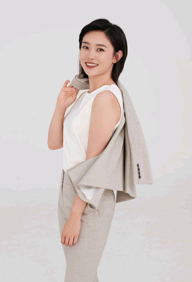 李七月:从哈尔滨走出的央视美女主持人,男友在雾中迷路了_观众_节目