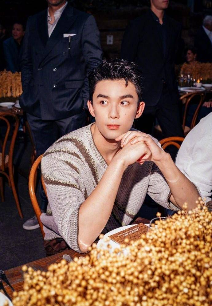 吴磊晒看秀造型,身穿亚麻色系的衣服,搭配墨镜,尽显慵懒贵气_风格