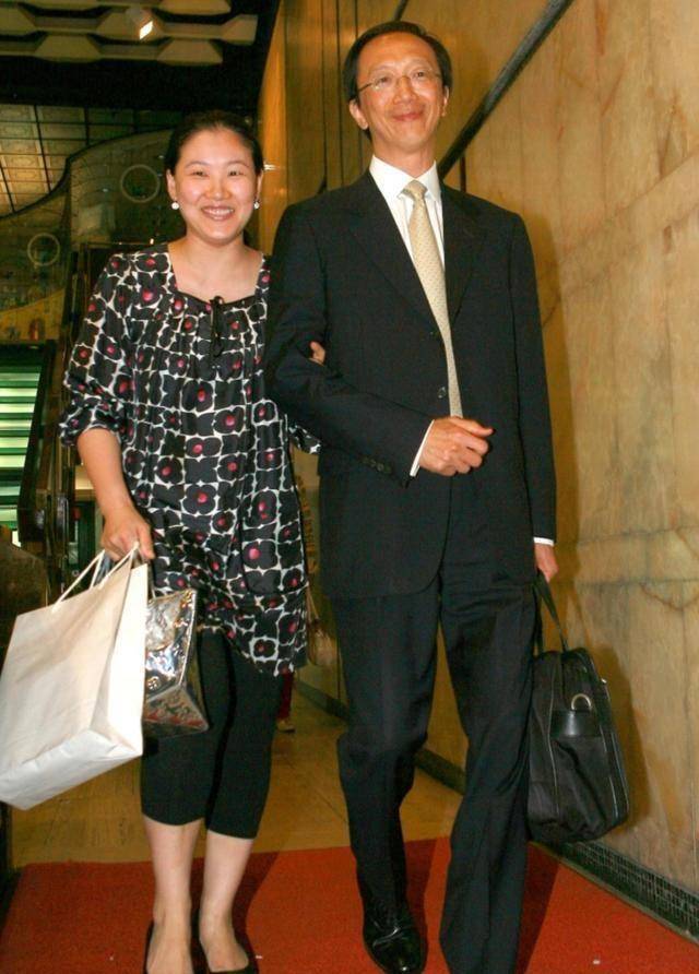 伏明霞携闺蜜郑秀文过生日,共享丰盛蟹宴,相识13年年年结伴庆生_香港