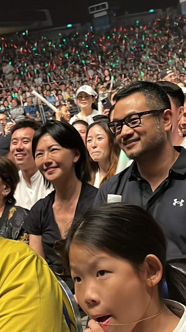 张惠妹演唱会启幕,孙燕姿携家人现身,笔芯造型太抢眼!