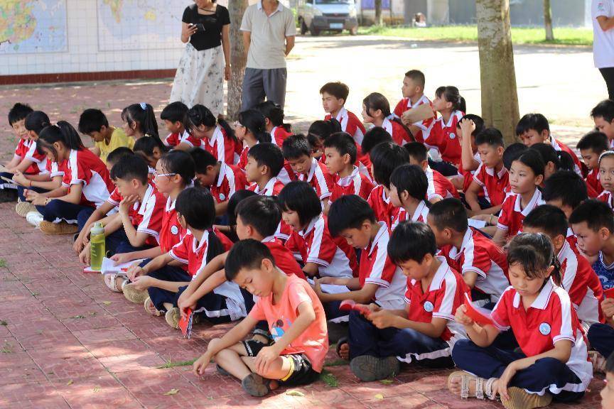 (图为布政小学学生认真聆听讲话 卢佩芝 摄)"为确保学生参与社会实践