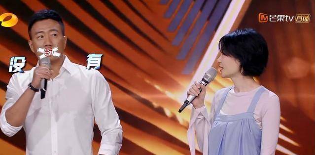 胡军王菲当场斗嘴,有谁注意何炅的反应,终于知道为啥红一辈子了_好