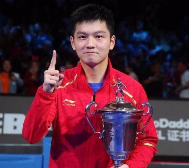 国乒前世界第一晋升为少尉,身穿军装入场格外引人注目_樊振东_乒乓球
