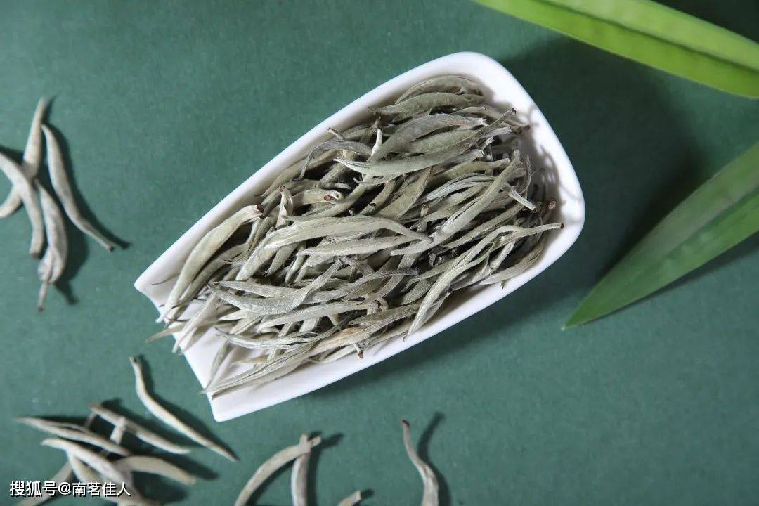 以电子秤称取7克《翠微》茶品(茶友也可根据自家盖碗的大小,以及个人