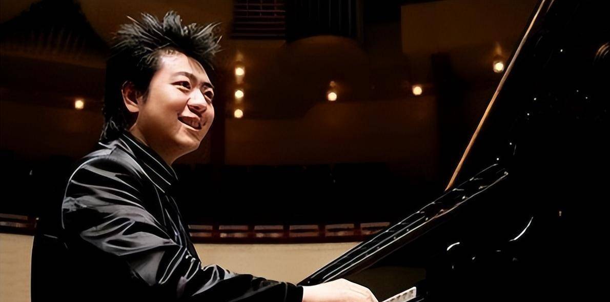 当时他坐在电视机前,电视里突然播放了一段钢琴曲.