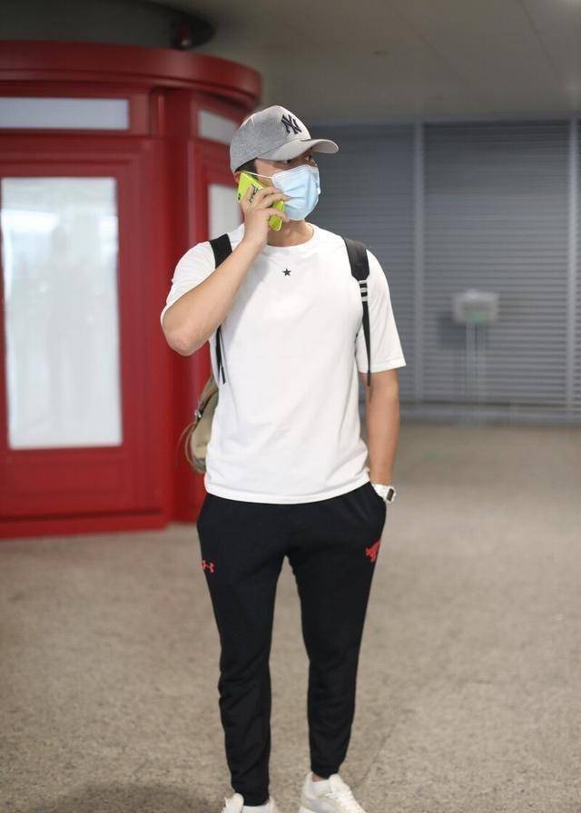 还有一个办法就是选择叠穿的搭配方式,李晨下面这身叠穿就是很好的