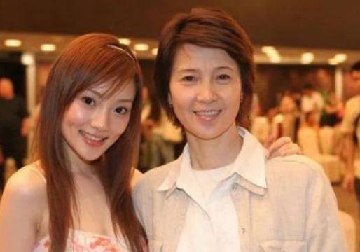 李小璐妈妈张伟欣,傍富豪抢闺蜜男友,经历比女儿精彩_杨二车娜姆_因为