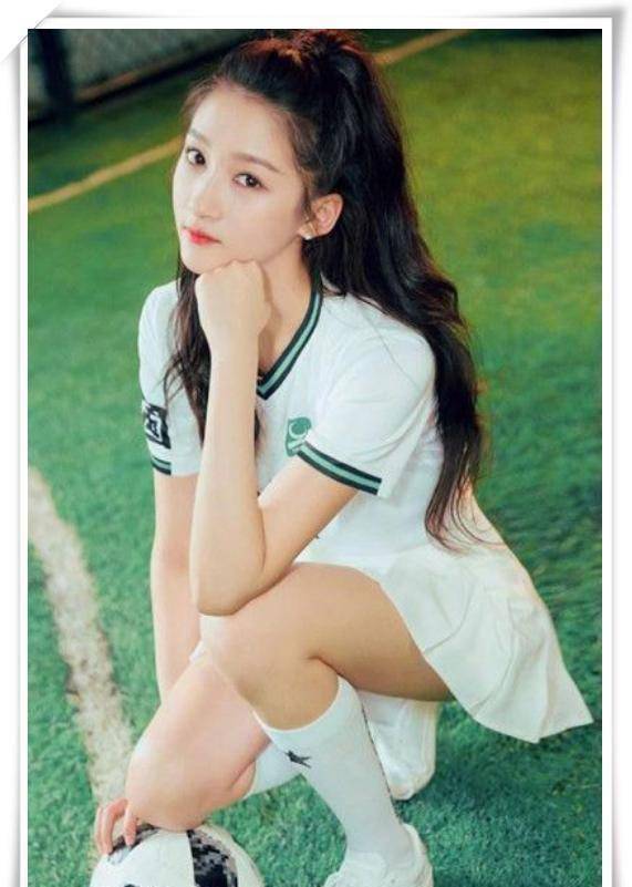 关晓彤和欧阳娜娜同穿短裙,网友:筷子腿还是擎天柱一目了然!