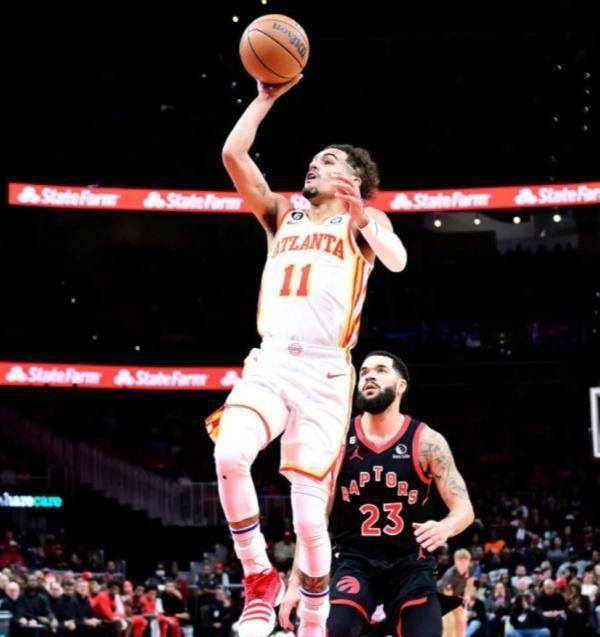 老鹰主场加时124比122险胜猛龙,特雷杨本场比赛发挥出色,投篮21中12