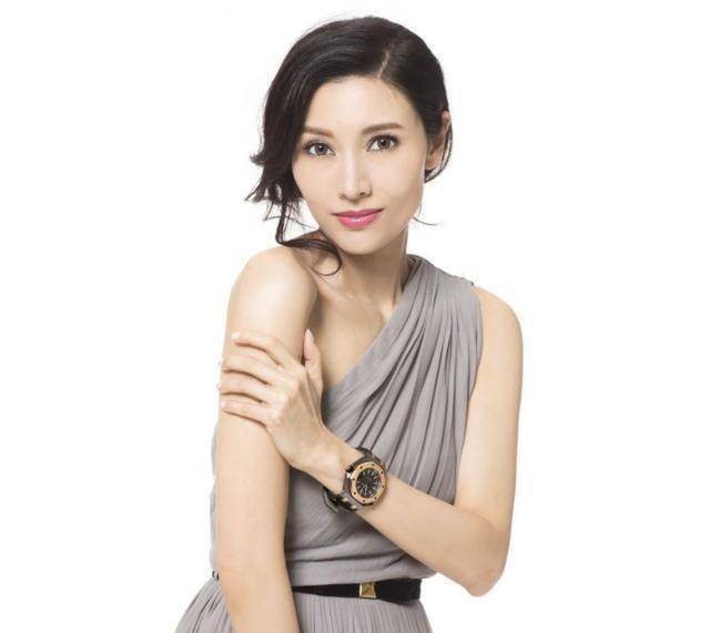 李嘉欣出院开party庆祝,51岁依旧时尚_休闲_衣服_乳白色