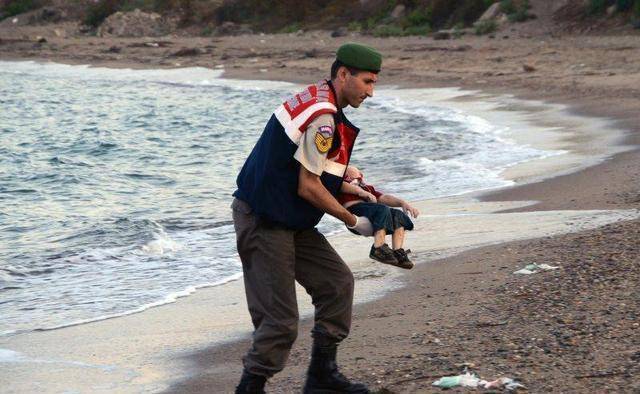 叙利亚2岁难民艾兰库尔迪之死有了后续:3名偷渡犯各处125年重刑