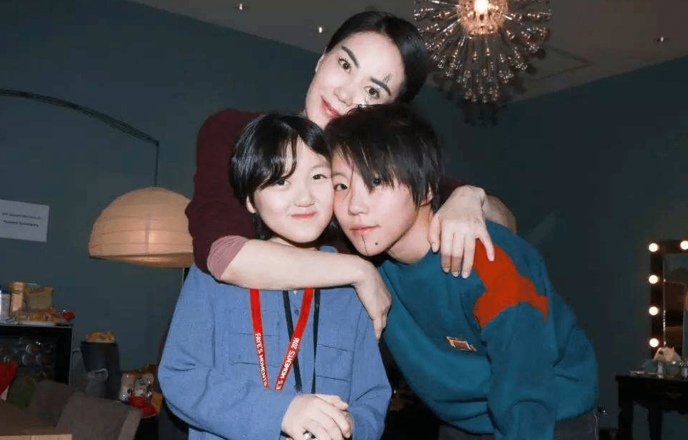 原创            王菲爱女被周迅扇耳光，声音脆响连扇7次，陈建斌夸她：天生演员-周迅王菲用歌打招呼