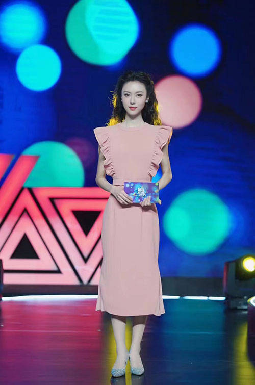 主持人巨雪主持中国教育电视台《风华少年》少儿原创综合类节目_艺术