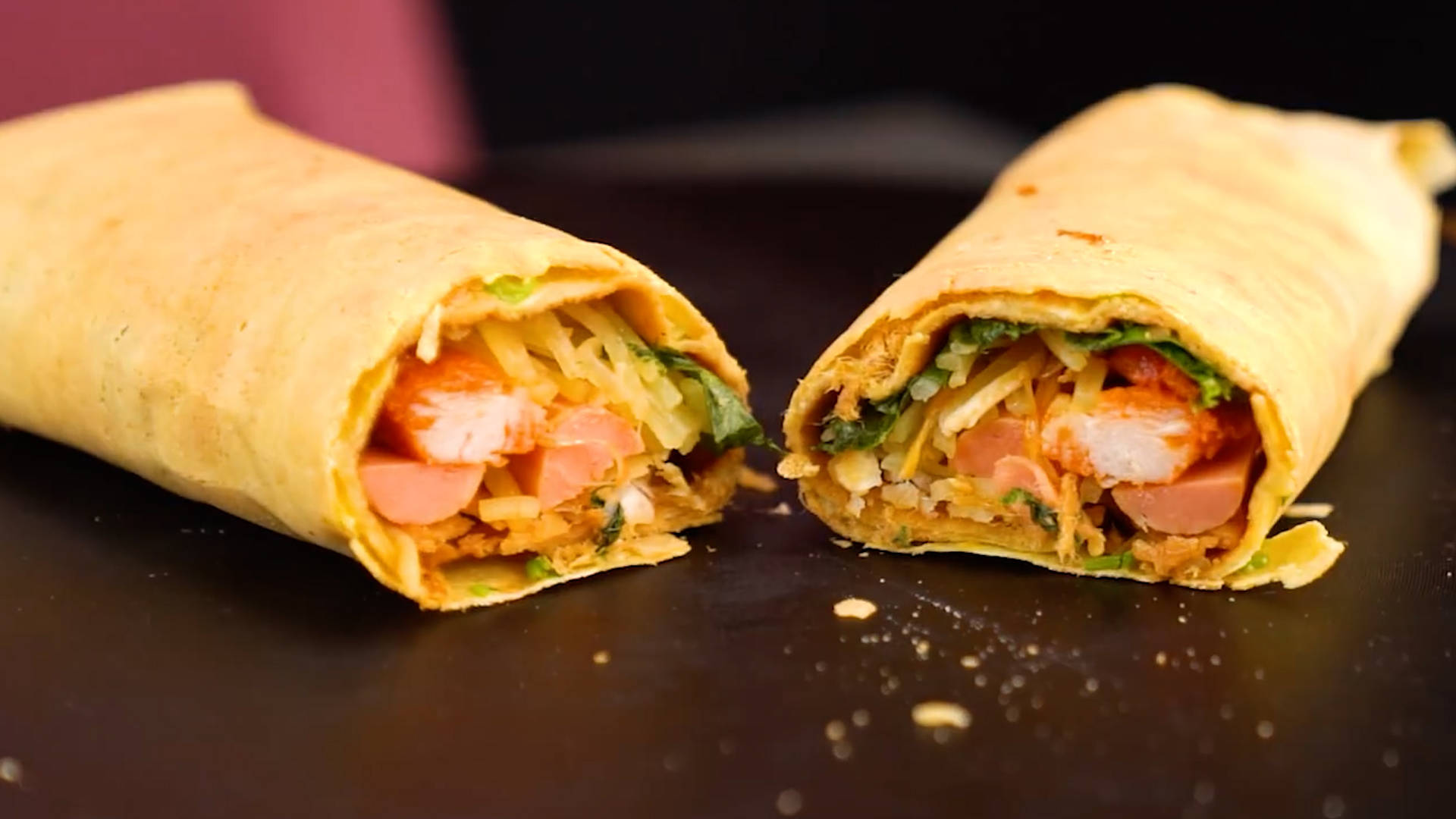 煎饼果子是济南的传统早餐,每到早晨,街头巷尾都弥漫着煎饼果子的香气