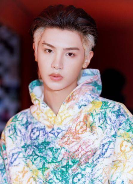 看黄明汉穿上"街头艺术服",引领时尚新潮流_款式_造型_节目