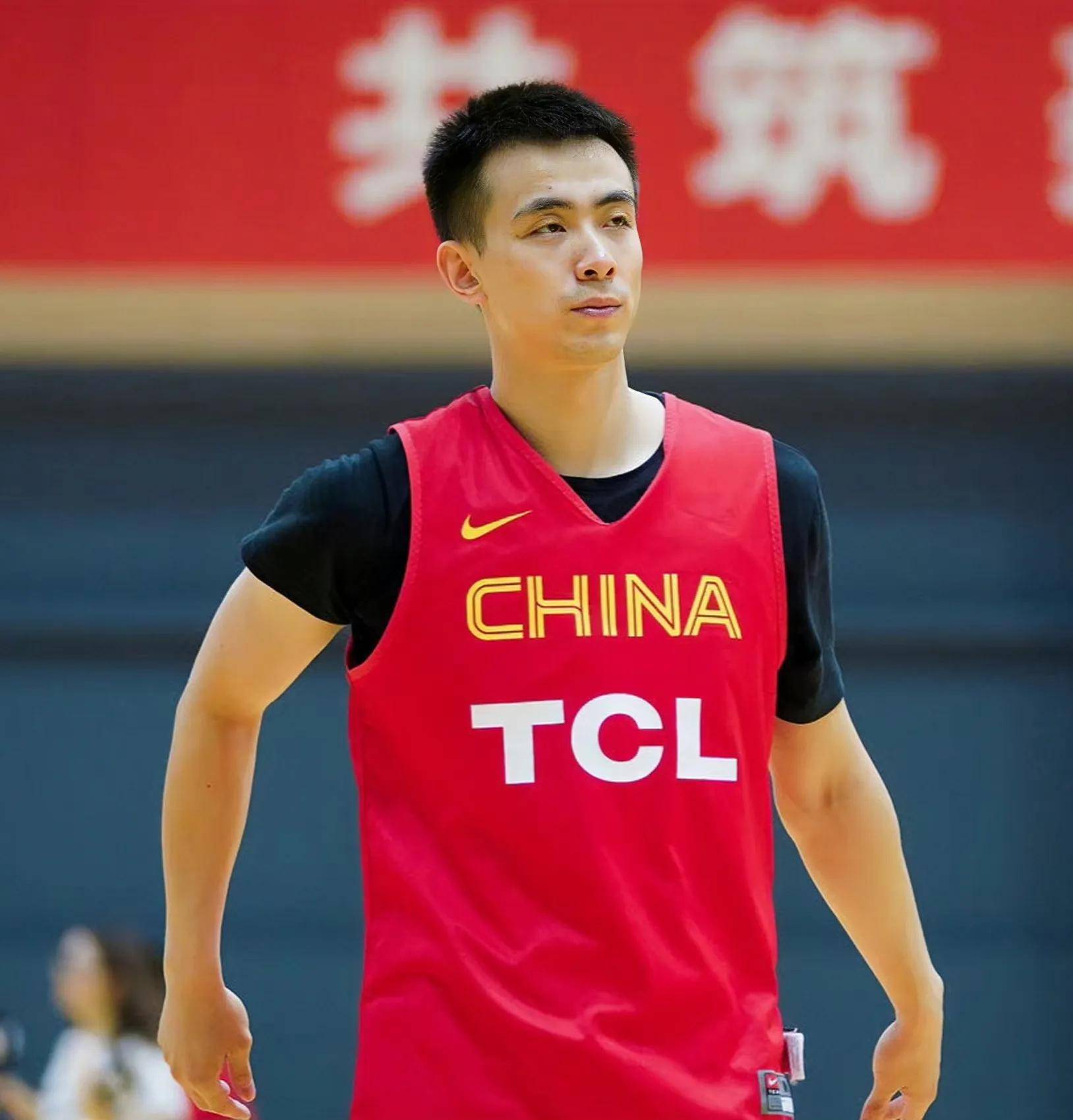 男篮乔帅选后卫,赵继伟免检,辽粤3人希望大增,4人竞争最后一席_胡明轩