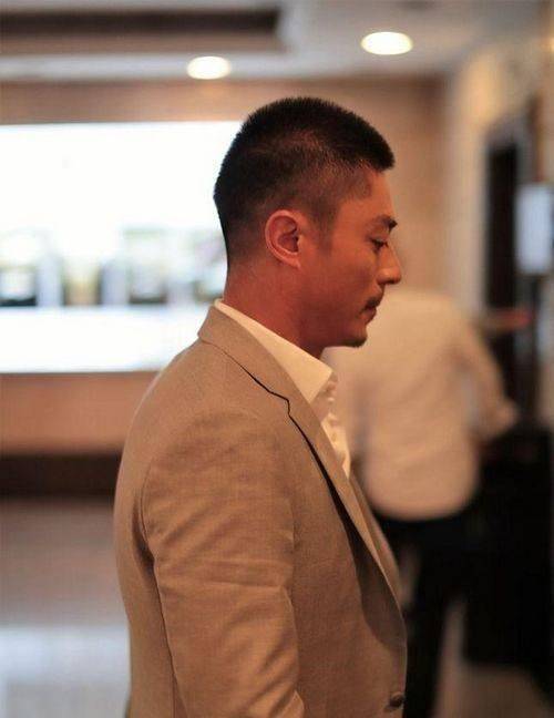 霍建华寸头现身活动头发稀疏网友:操了不少心!_林心如_压力_演技